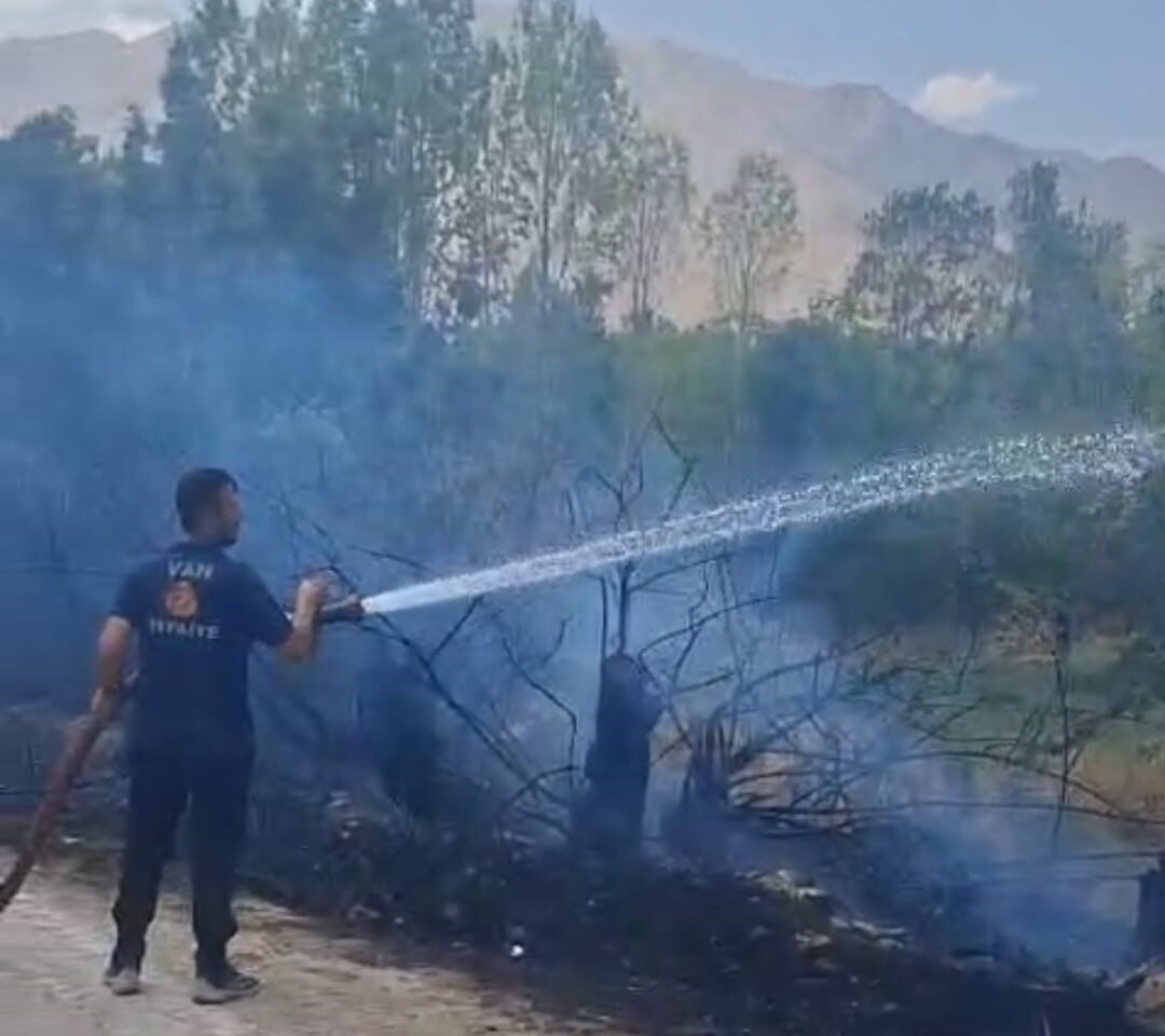 Van’ın Gevaş ilçesindeki bir bahçede meydana gelen yangın kısa süreli