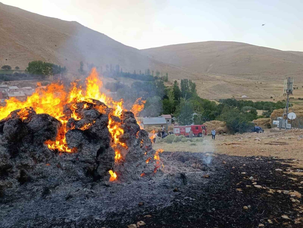 Van’ın Gevaş ilçesinde yanan ot yığını itfaiye ekipleri tarafından söndürüldü.