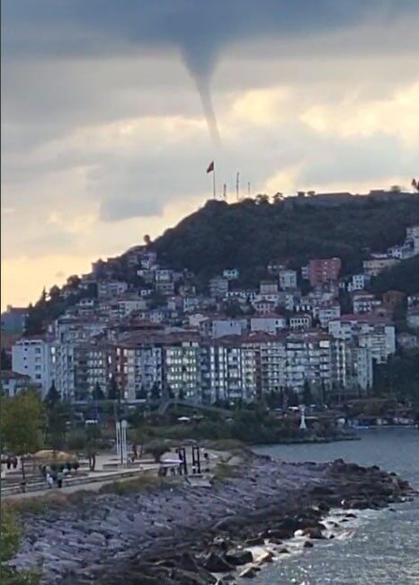 Giresun açıklarında deniz üzerinde oluşan hortum, sahile ulaşamadan etkisini kaybetti.