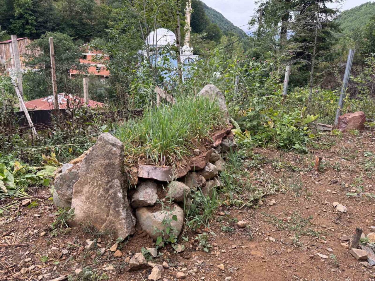 Giresun’un Dereli ilçesine bağlı Kızıltaş köyünde bulunan, halk arasında ’ermiş’