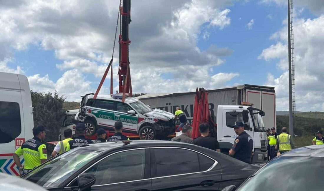 Çekmeköy’de gişelerde kontrolden çıkan tır, çıkış noktasında jandarma aracına çarptı.