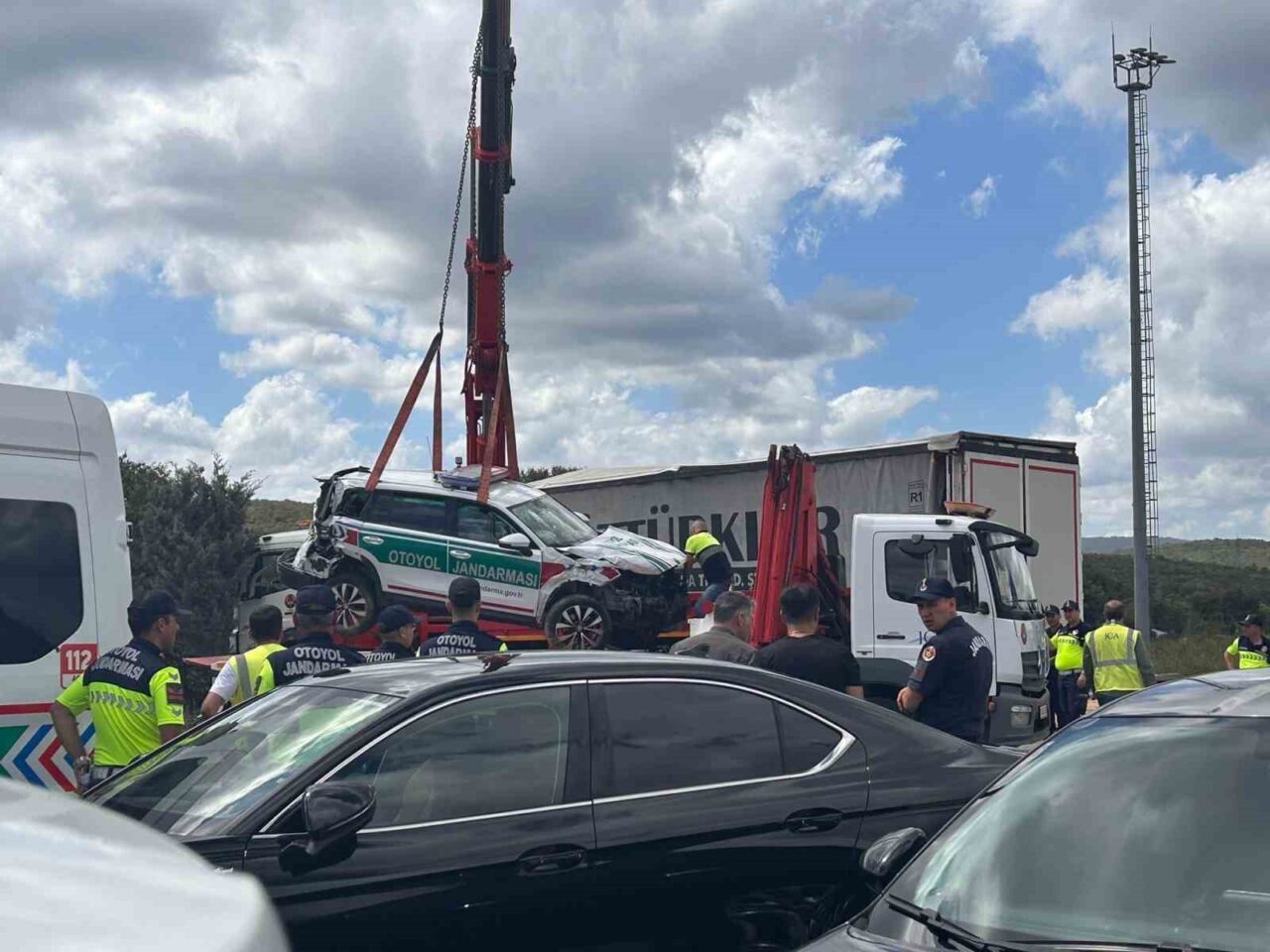 Çekmeköy’de gişelerde kontrolden çıkan tır, çıkış noktasında jandarma aracına çarptı.