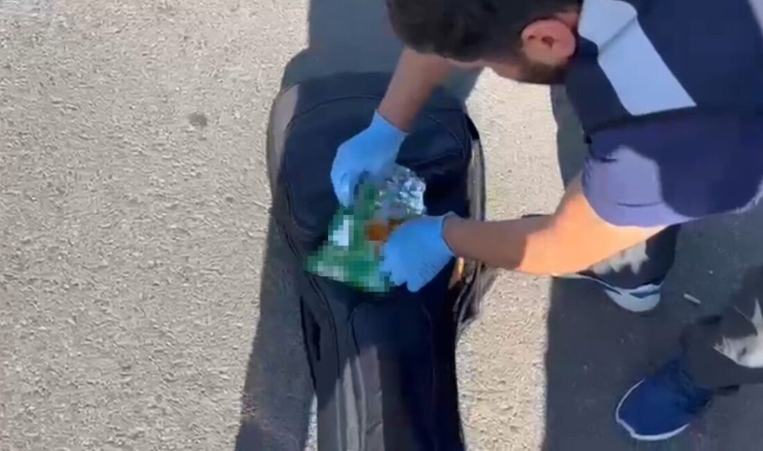 Samsun’da polis tarafından düzenlenen operasyonda gitar çantasındaki cips paketi içine