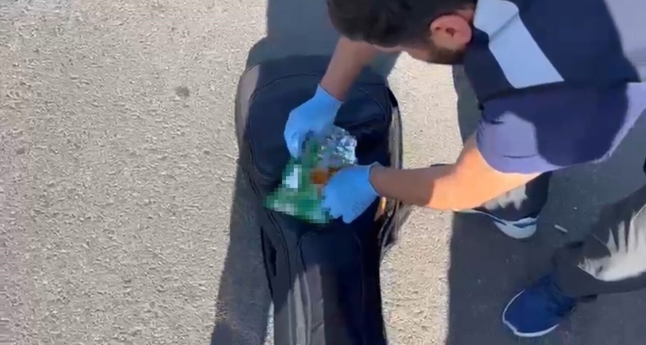 Samsun’da polis tarafından düzenlenen operasyonda gitar çantasındaki cips paketi içine