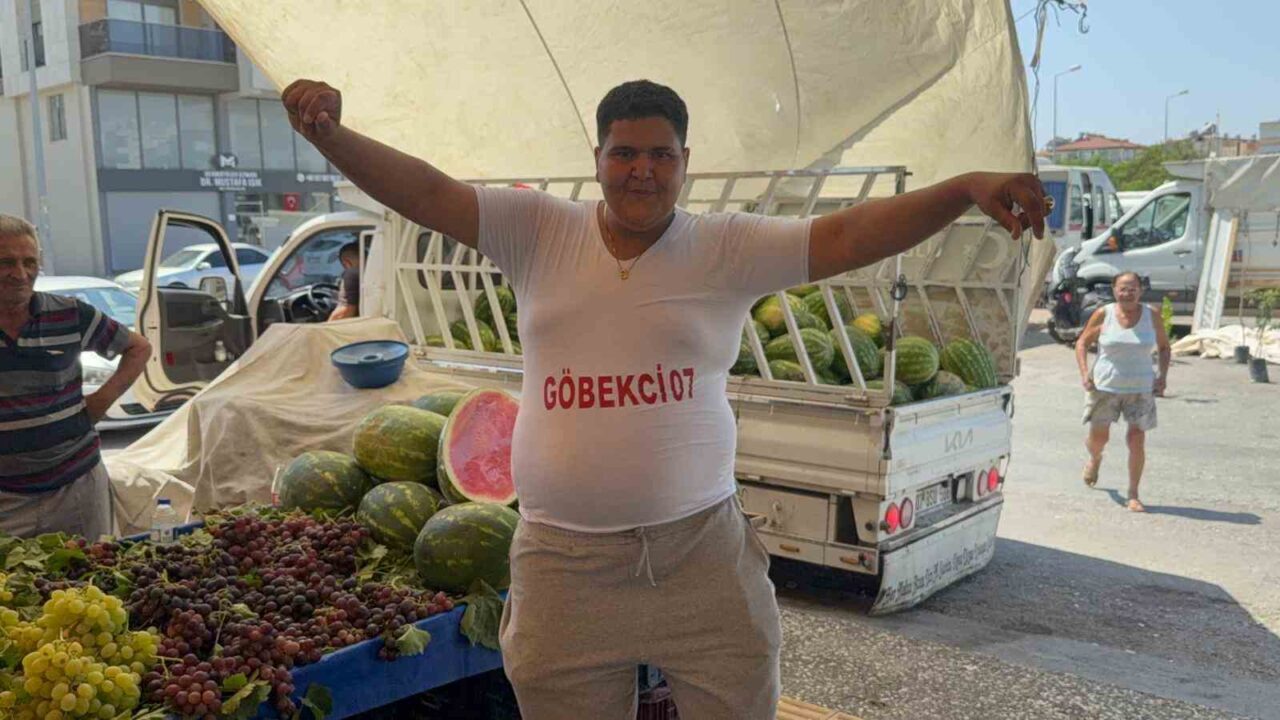 Sosyal medya sayfasında karpuz tezgahında, tarlalarda ve sahillerde göbek attığı