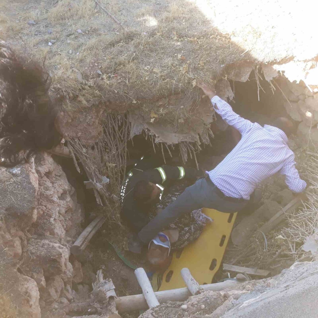 Adıyaman’da meydana gelen göçük altında kalan yaşlı kadın itfaiye ekiplerince