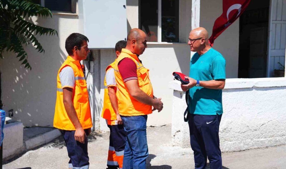 Gölbaşı Belediyesi Temizlik İşleri Müdürlüğü personeli temizlik çalışmaları sırasında içinde