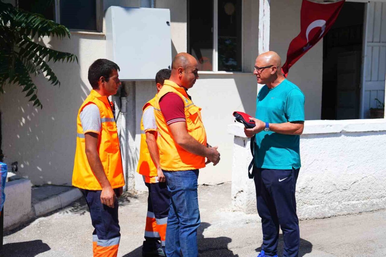 Gölbaşı Belediyesi Temizlik İşleri Müdürlüğü personeli temizlik çalışmaları sırasında içinde