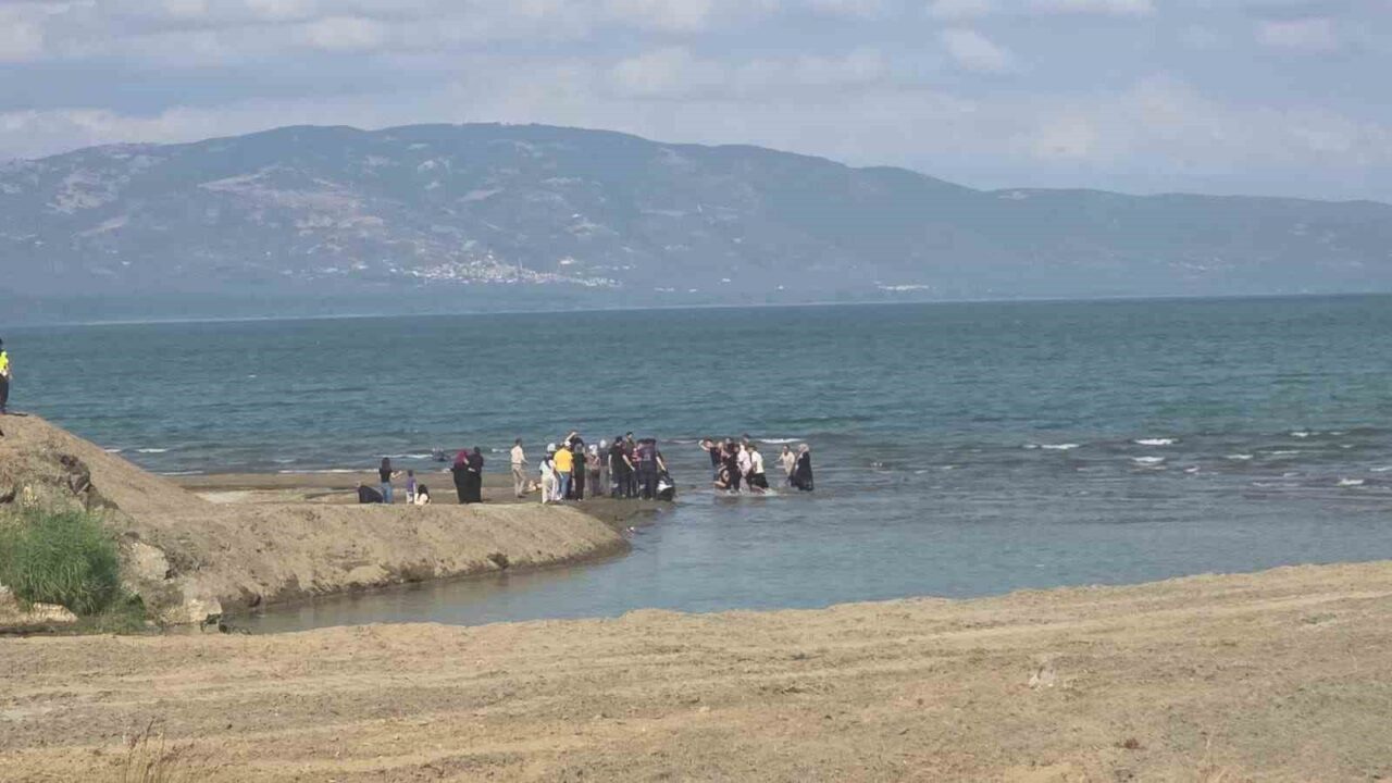 İznik Gölü Orhangazi sahilindeki ailesi ile birlikte pikniğe gelen ve