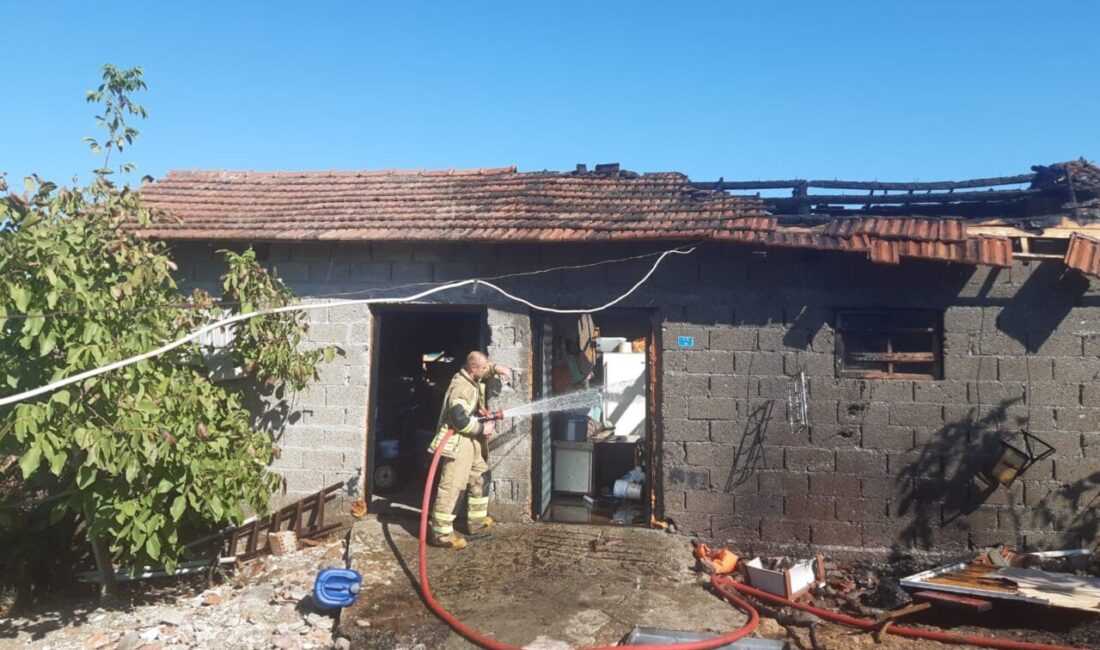 Balıkesir’in Gönen ilçesi Çifteçeşmeler Mahallesi’nde meydana gelen dam yangını itfaiye