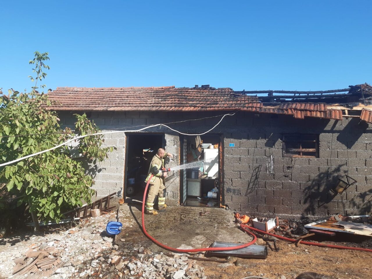 Balıkesir’in Gönen ilçesi Çifteçeşmeler Mahallesi’nde meydana gelen dam yangını itfaiye