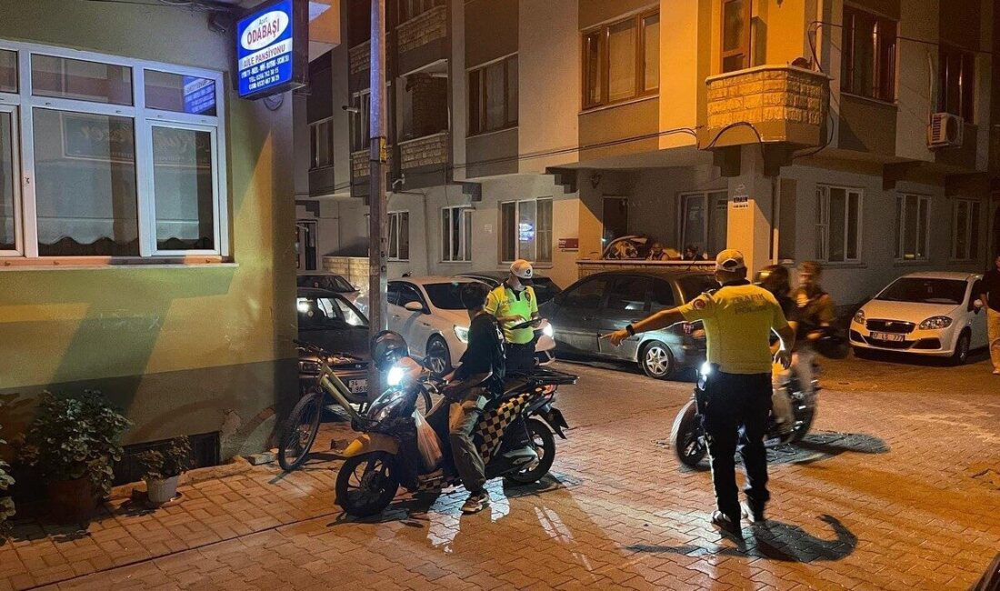 Balıkesir’in Gönen ilçesinde polis ekipleri gece saatlerinde trafik ve asayiş