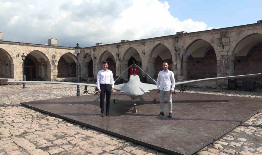 Hatay’da yaşayan iki genç, hayalini kurdukları Bayraktar TB2’nin ahşap maketini