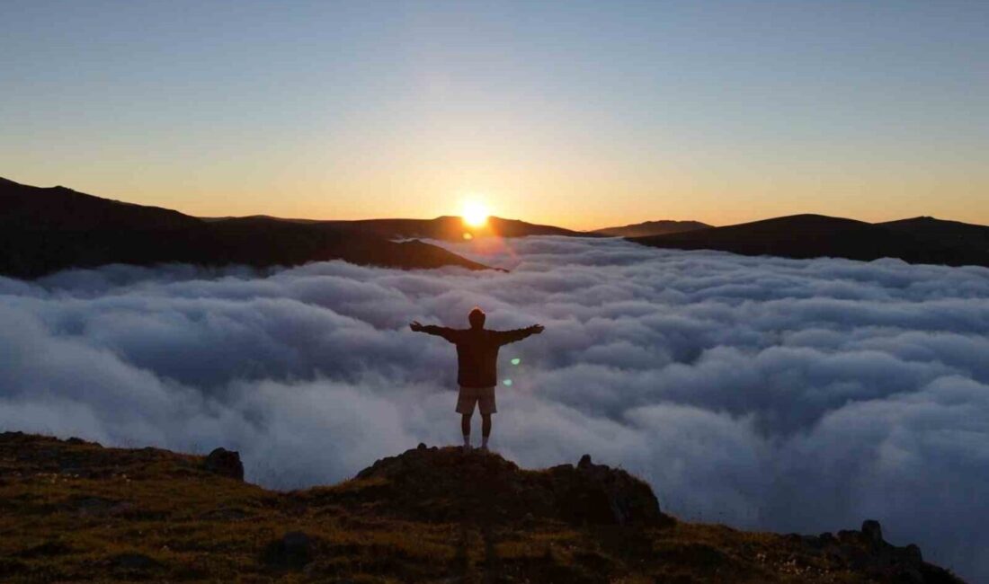 Gümüşhane’nin Karadeniz’e yakın zirvelerinde akşam saatlerinde oluşan sis denizi gün