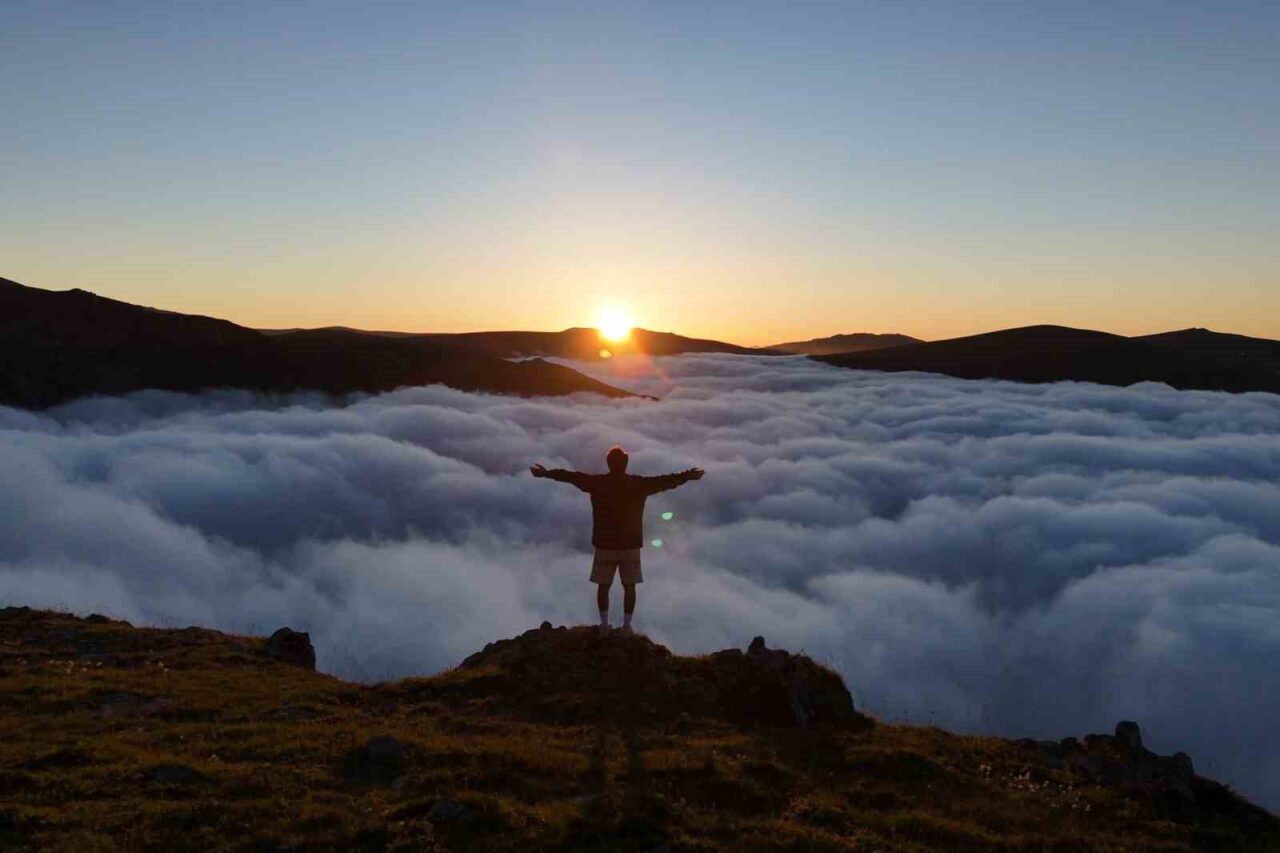 Gümüşhane’nin Karadeniz’e yakın zirvelerinde akşam saatlerinde oluşan sis denizi gün
