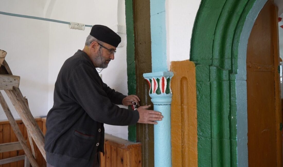 Gümüşhane’de 143 yıl önce inşa edilen Güzeloluk Camii, giriş kapısındaki