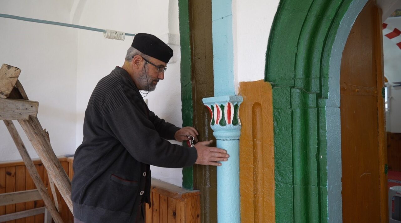 Gümüşhane’de 143 yıl önce inşa edilen Güzeloluk Camii, giriş kapısındaki