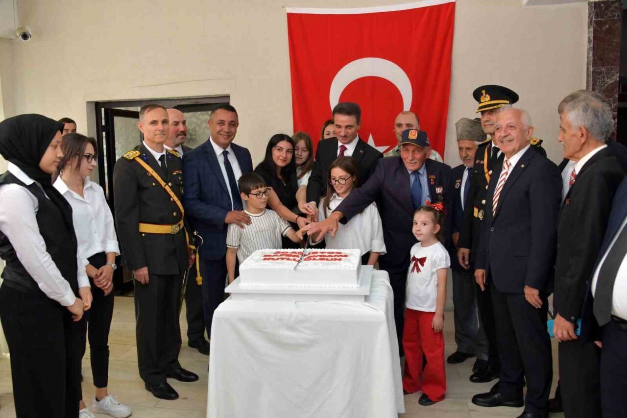 Gümüşhane’de 30 Ağustos Zafer Bayramı törenlerle kutlandı. 30 Ağustos Zafer