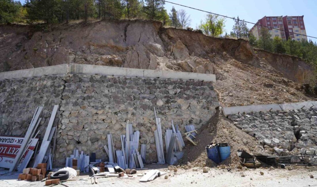 GÜMÜŞHANE (İHA) – Gümüşhane’de sanayi sitesinde heyelan meydana gelen ve