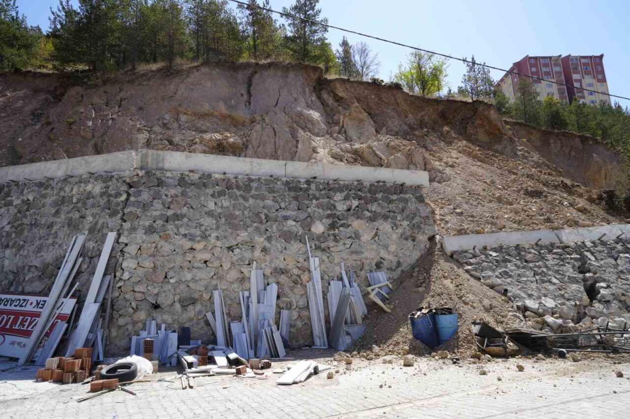 GÜMÜŞHANE (İHA) – Gümüşhane’de sanayi sitesinde heyelan meydana gelen ve