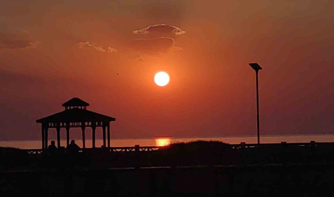 Van Gölü kıyılarında gün batımı eşsiz manzaralara sahne oluyor. Gökyüzünün