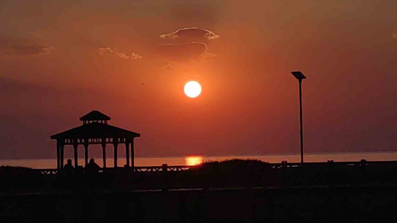 Van Gölü kıyılarında gün batımı eşsiz manzaralara sahne oluyor. Gökyüzünün