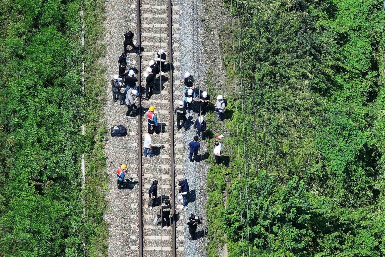 Güney Kore’deki bir yolcu treninin demiryolu kenarında denetim çalışması yapan