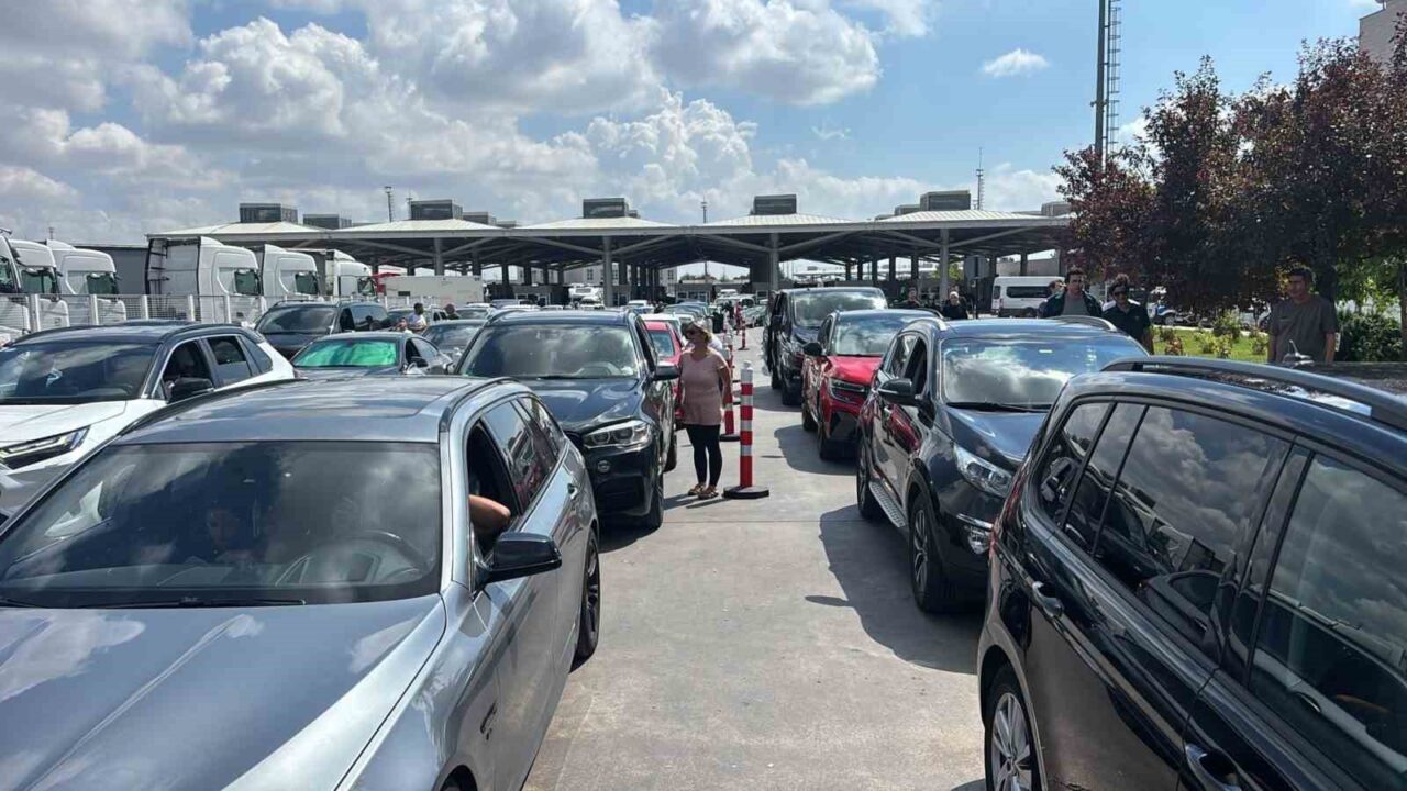 Yaz tatilini Türkiye’de geçiren gurbetçiler, memleketlerinden ayrılmanın hüznüyle Avrupa’ya dönüş