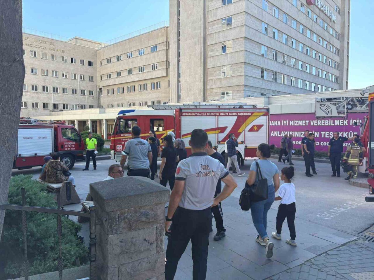 Ankara Hacettepe Üniversitesi Hastanesi’nde dumanların yükselmesi ile yangın paniği yaşandı