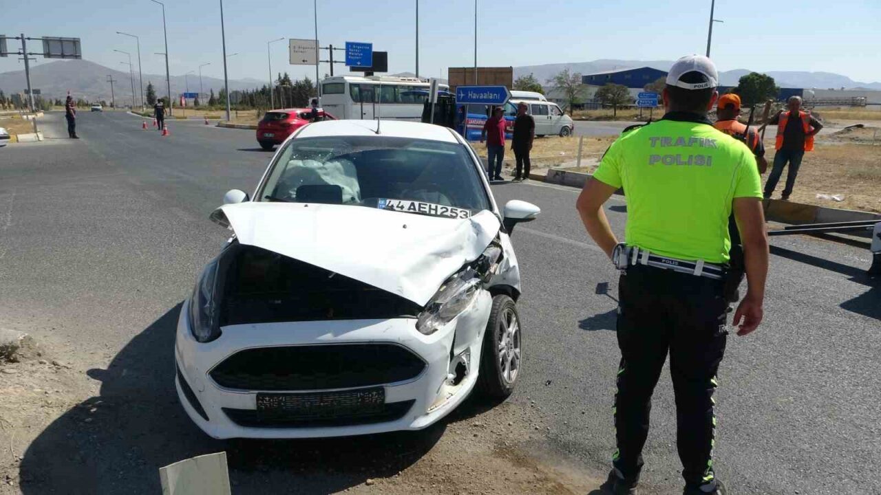 Malatya’da hafif ticari araç ile otomobilin karıştığı trafik kazasında 2