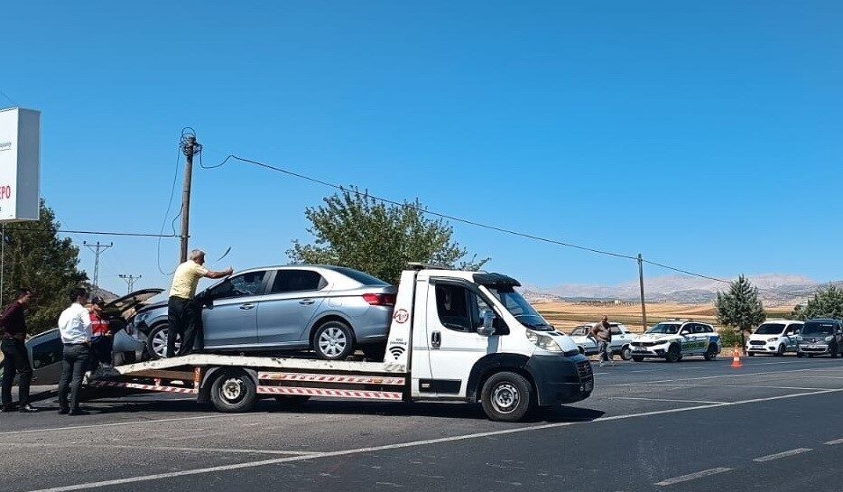 Adıyaman’da hafif ticari araç ile otomobilin çarpışması sonucu meydana gelen
