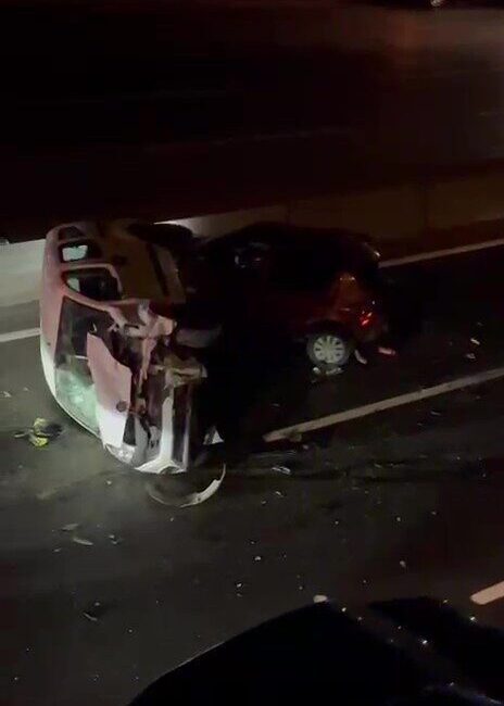 Kocaeli D100 Karayolu’nda lastiği patlayarak yolda duran otomobile hafif ticari