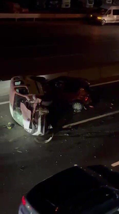 Kocaeli D100 Karayolu’nda lastiği patlayarak yolda duran otomobile hafif ticari