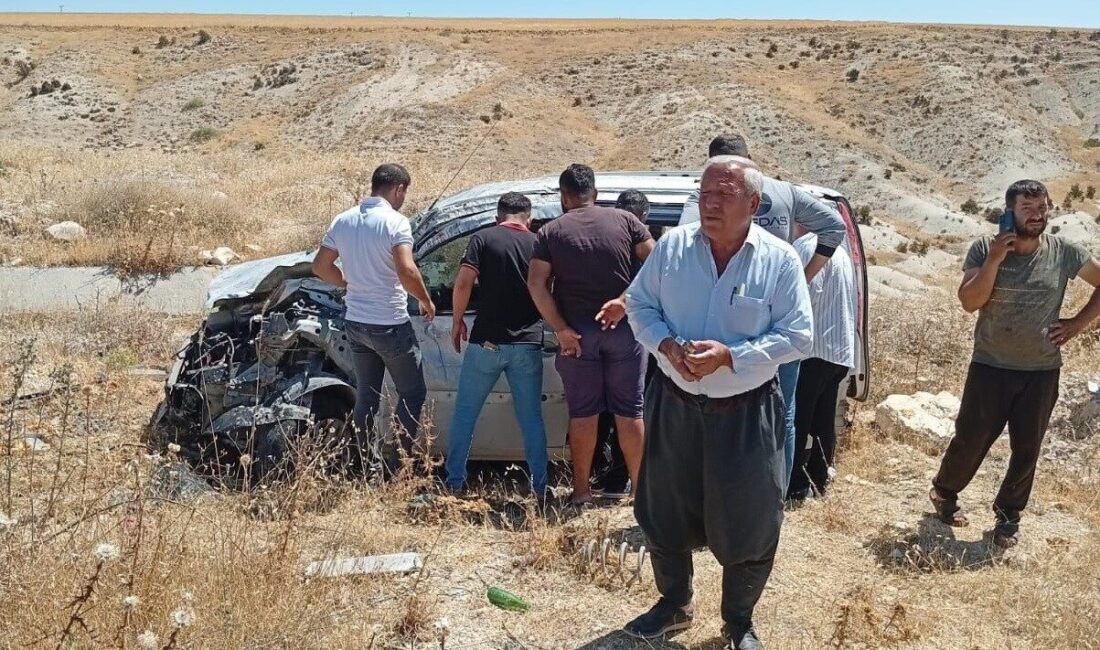 Adıyaman’da, sürücüsünün direksiyon hakimiyetini kaybettiği hafif ticari aracın takla atması