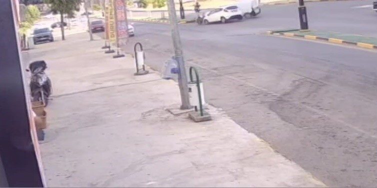 Karabük’te bir otomobilin hafif ticari araçla çarpıştıktan sonra bir apartmanın