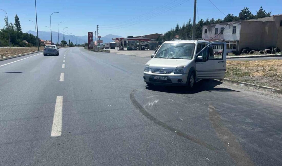 Afyonkarahisar’da iki hafif ticari aracın çarpışması sonucu meydana gelen trafik