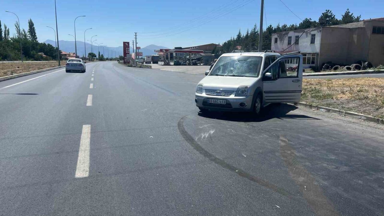 Afyonkarahisar’da iki hafif ticari aracın çarpışması sonucu meydana gelen trafik