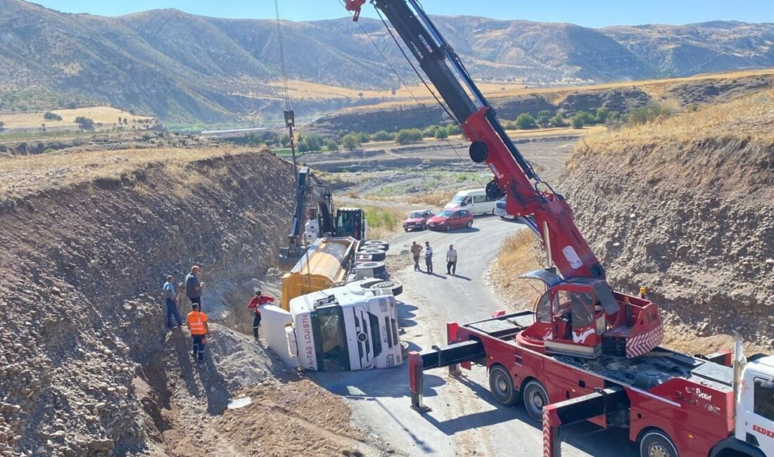 Adıyaman’da sürücüsünün direksiyon hakimiyetini kaybettiği hafriyat yüklü kamyonun devrilmesi sonucu