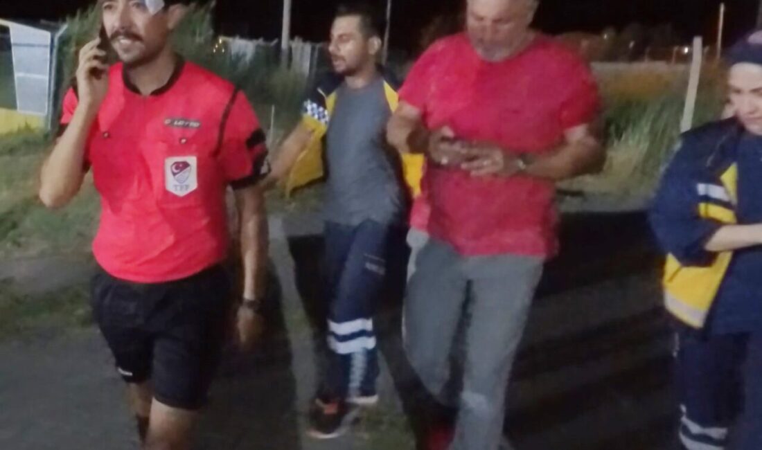 Aksaray’da Veteranlar Ligi müsabakasında hakemin kırmızı kart gösterdiği futbolcu, hakemi
