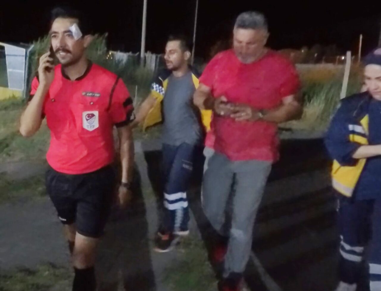 Aksaray’da Veteranlar Ligi müsabakasında hakemin kırmızı kart gösterdiği futbolcu, hakemi