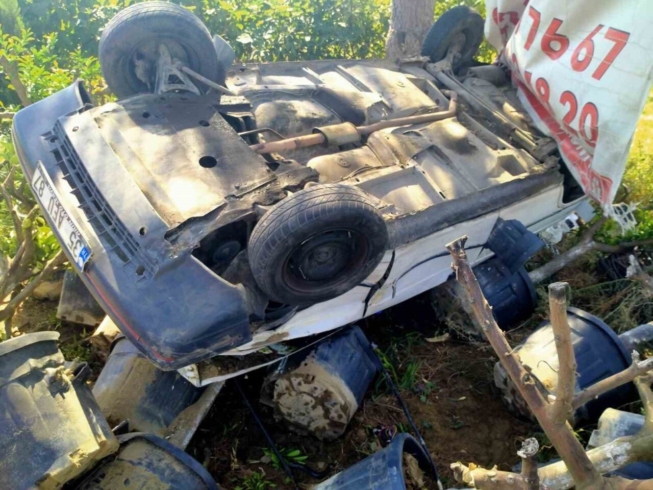 Aydın’ın Buharkent ilçesinde direksiyon hakimiyeti kaybolan ve yol kenarındaki fidanlığa