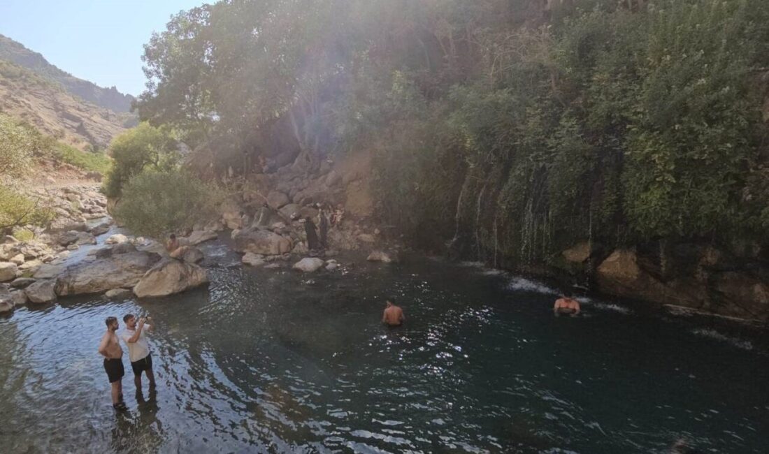 Hakkari’nin doğal güzelliklerinden Kaval Şelalesi, yaz aylarında hem yerli hem