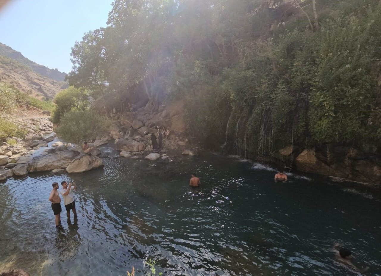 Hakkari’nin doğal güzelliklerinden Kaval Şelalesi, yaz aylarında hem yerli hem
