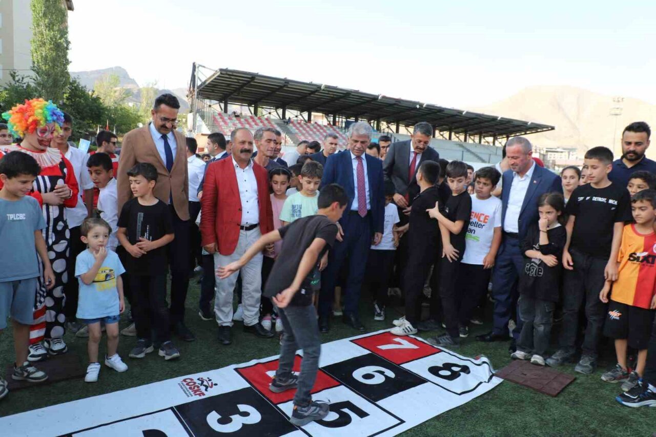 Kültür ve Turizm Bakanlığı tarafından Hakkari’de düzenlenen “Bir Anadolu Şenliği”,