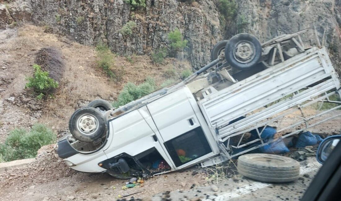 Hakkari’nin Durankaya beldesi yakınlarında kontrolden çıkan kamyonetin takla atması sonucu