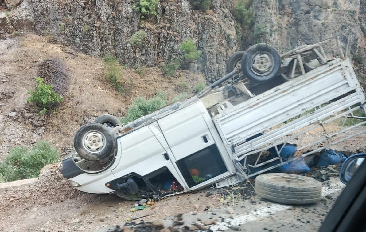 Hakkari’nin Durankaya beldesi yakınlarında kontrolden çıkan kamyonetin takla atması sonucu