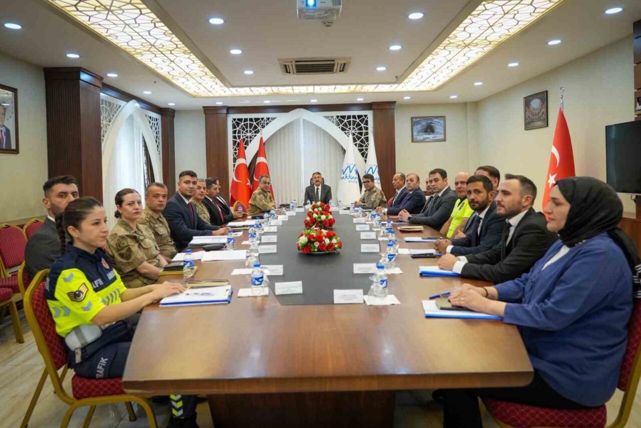Hakkari Valisi Ali Çelik başkanlığında düzenlenen asayiş toplantısında il genelinde