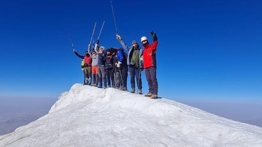 HAKKARİ (İHA) – Hakkarili dağcılar rehberliğinde bir araya gelen dağcılar,