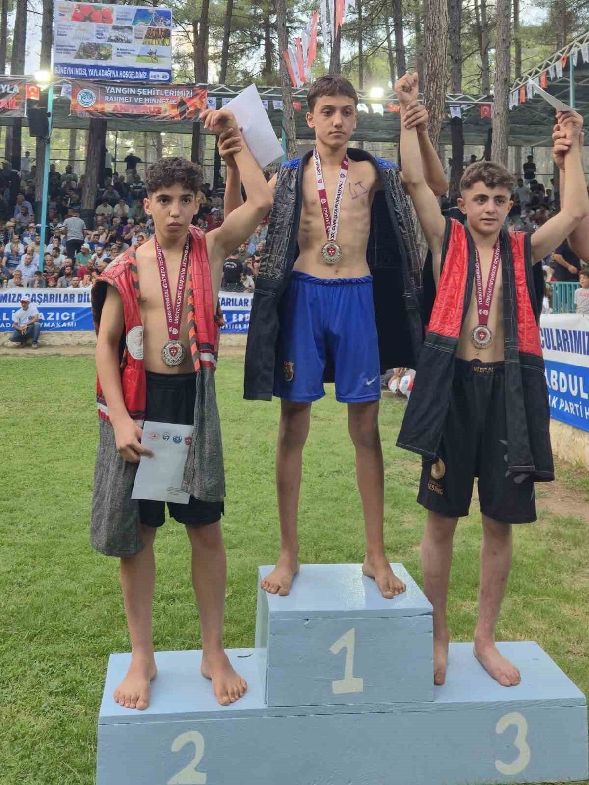 Hatay’da 23.’sü düzenlenen geleneksel kültür sanat ve aba güreşi festivalinde