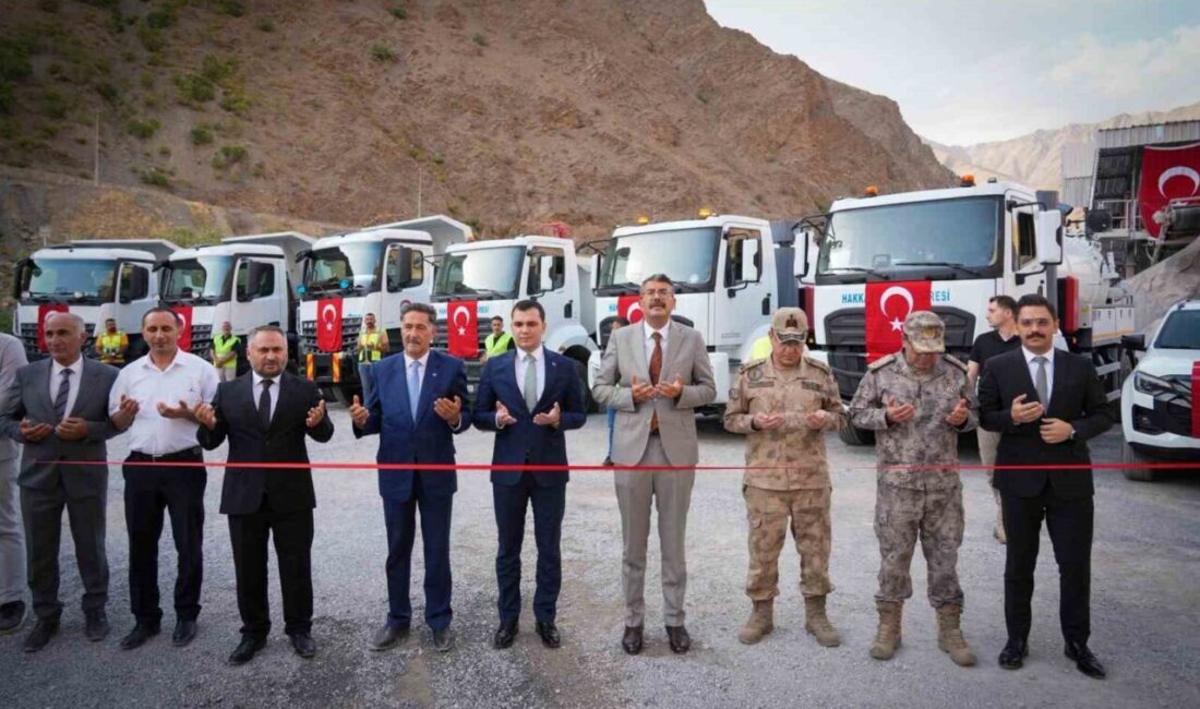 Hakkâri Valisi Ali Çelik, beraberindeki heyetle il özel idaresine kazandırılan